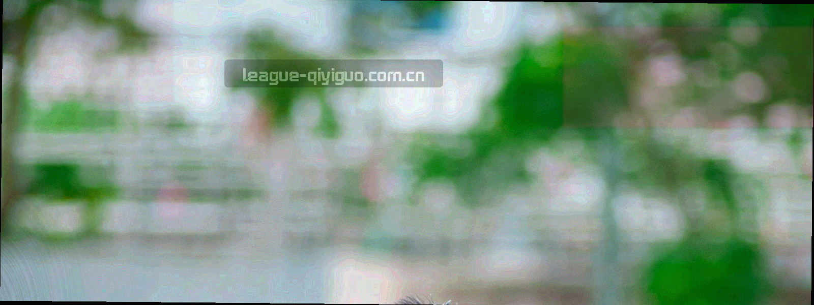 青绿与墨绿线条交织的抽象数据流纹理，像赛场记分牌与推送轨迹叠在一起